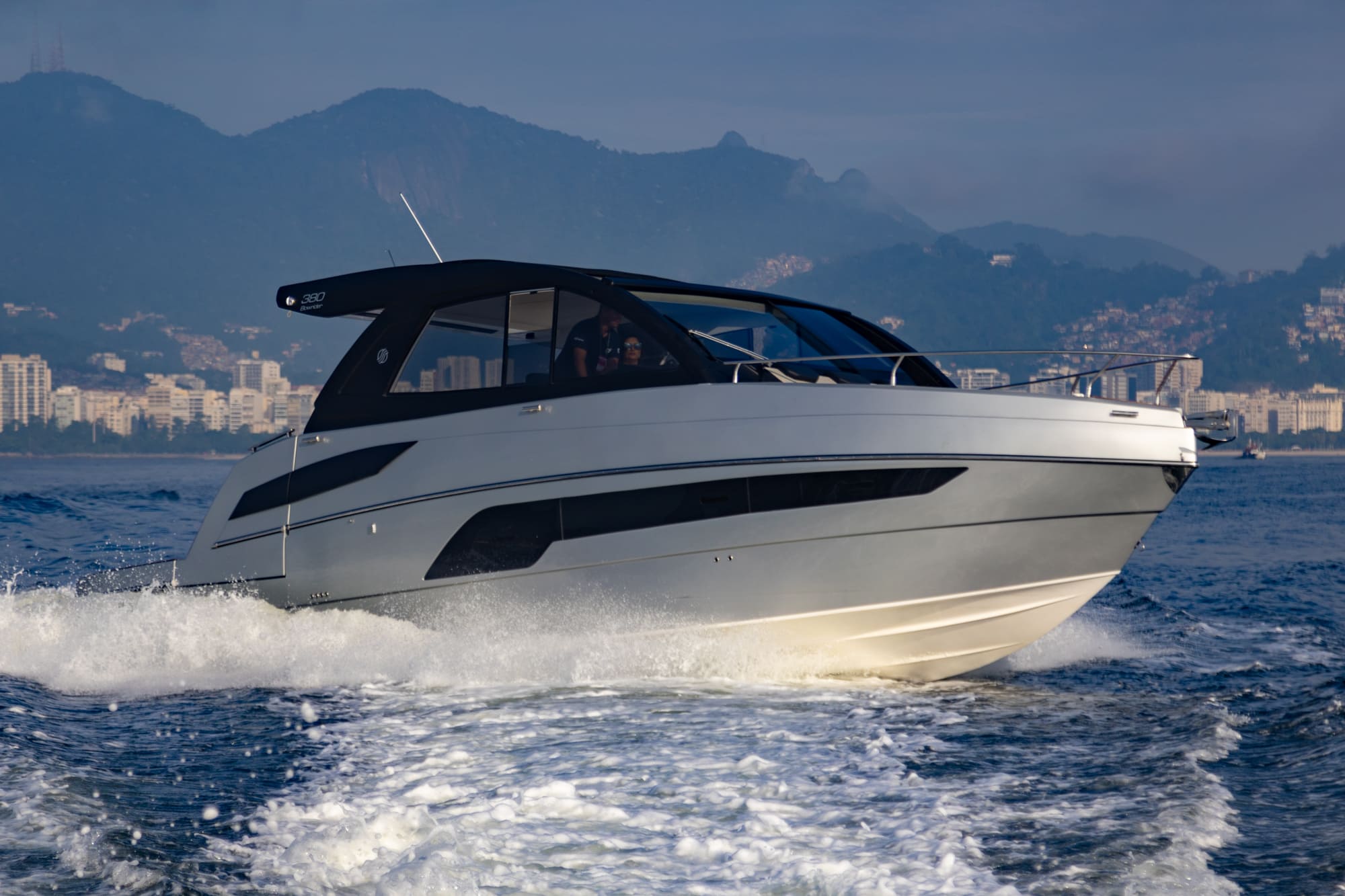 Solara 380 Bowrider: ambientes focados no day use